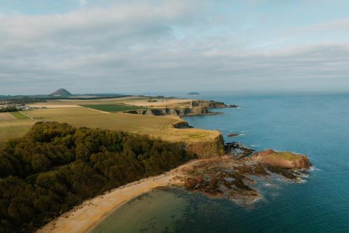 una vista aerea di una spiaggia e dell'oceano di Landal Whitekirk Hill a North Berwick