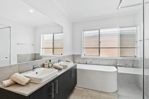 Ένα μπάνιο στο Fresh and Stylish 4BR Getaway Near Local Parklands