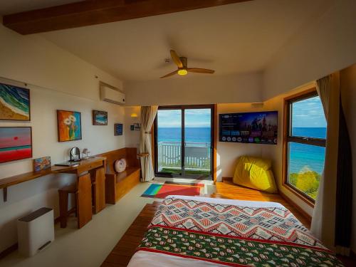 Ένα ή περισσότερα κρεβάτια σε δωμάτιο στο Aqua Horizon Beachside Skyline Vista Art Condominium