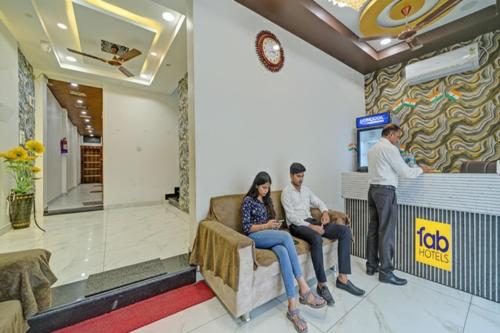 um grupo de pessoas sentadas numa sala de espera em FabHotel Starlight Inn em Ujjain