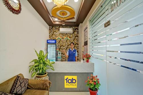 uma sala de espera em um posto de emprego em FabHotel Starlight Inn em Ujjain