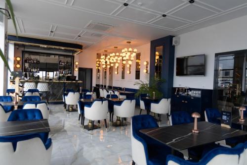 um restaurante com mesas, cadeiras e um bar em The Rest Port Hotel em Edirne