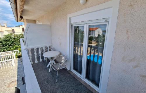 En balkon eller terrasse på 2 Bedroom Amazing Apartment In Rab