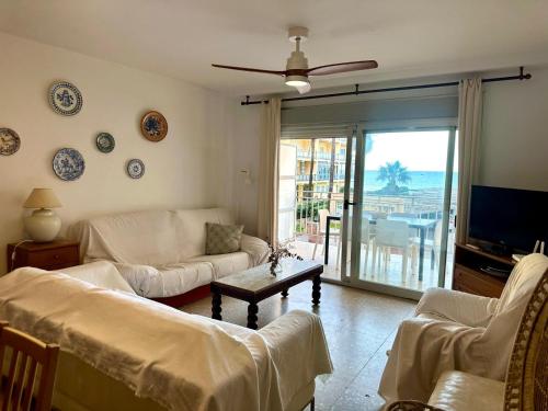 TV a/nebo společenská místnost v ubytování Large Apartment with Sea Views