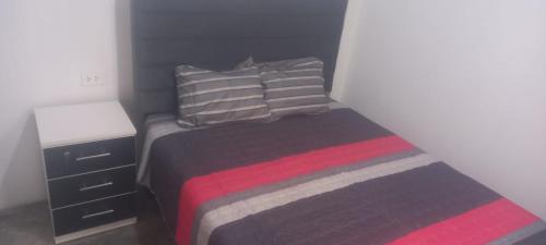 リマにあるHospedaje C y Aの小さなベッドルーム(ベッド1台、枕付)