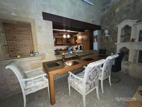 Khu vực ghế ngồi tại Master Suite with Kingsize Bed and Ensuite