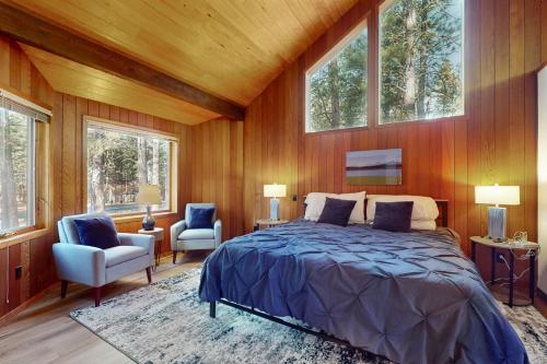 シスターズにあるHouse of Bearのベッドルーム1室(ベッド1台、椅子2脚、窓付)