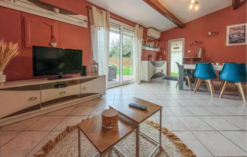 Μια τηλεόραση ή/και κέντρο ψυχαγωγίας στο Awesome Home In Sernhac