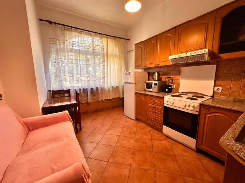 O bucătărie sau chicinetă la Comfort Apartment
