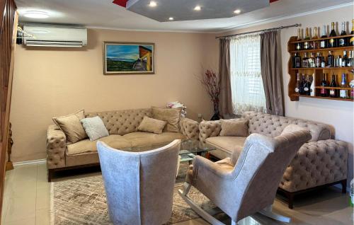 Χώρος καθιστικού στο Stunning Home In Lovorje With Private Swimming Pool, Can Be Inside Or Outside