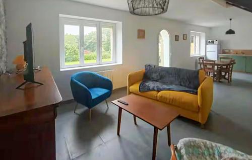 Trézény2 Bedroom Beautiful Home In Rospez的客厅配有黄色沙发和蓝色椅子