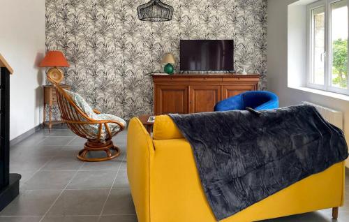 Trézény2 Bedroom Beautiful Home In Rospez的客厅里有一张黄色沙发和一台电视