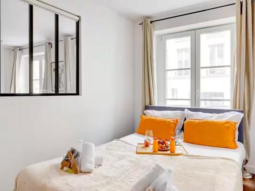 UrbanFlat 201 - Beautiful 2 Bedroom Flat in the center of Paris