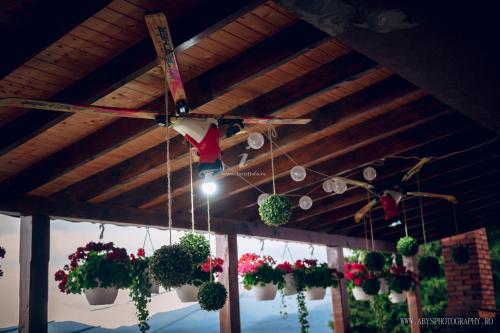 eine Decke mit Topfpflanzen, die von einem Dach hängen in der Unterkunft Pensiunea MariFlor in Ranca