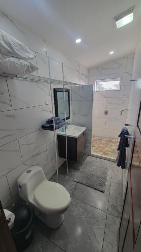 Un baño con inodoro, lavabo y bañera. en Casa Boa Casita Tambor, en La Abuela