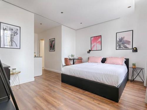 UrbanFlat 210 - Beautiful Studio in the center of Paris