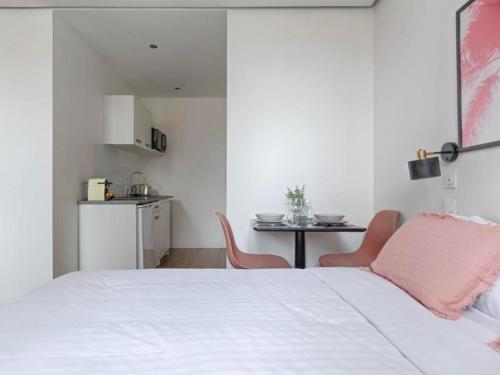 UrbanFlat 210 - Beautiful Studio in the center of Paris
