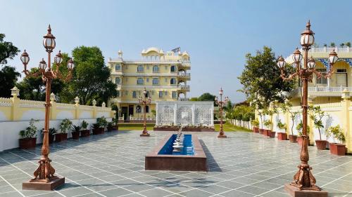 Un patio de un edificio con luces y un banco. en Umrao Mahal - A Boutique Heritage Hotel & Resort Jaipur, en Jaipur