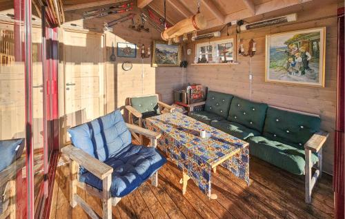 Khu vực ghế ngồi tại Stunning Home In Austbygda With Wifi