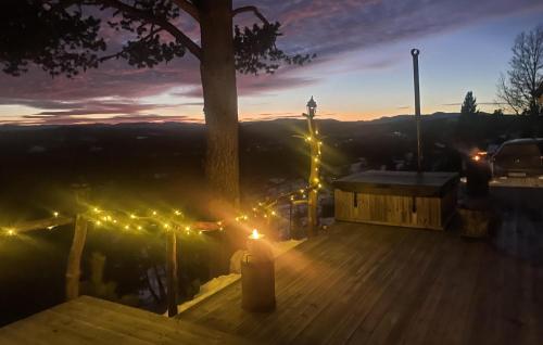 Cảnh núi rừng hoặc tầm nhìn ra núi từ nhà nghỉ dưỡng