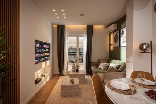 Vik18 - 2BR Flat with Balcony, Near Metro