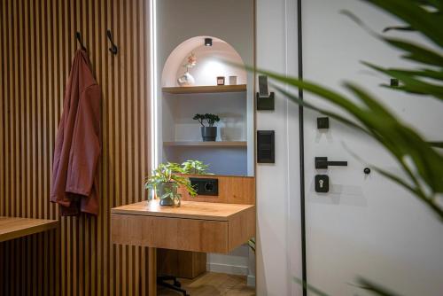 Vik18 - 2BR Flat with Balcony, Near Metro