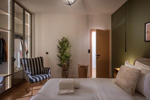 Vik18 - 2BR Flat with Balcony, Near Metro