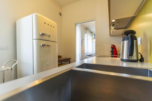 Cuina o zona de cuina de SkyAttic - 801 by Houset