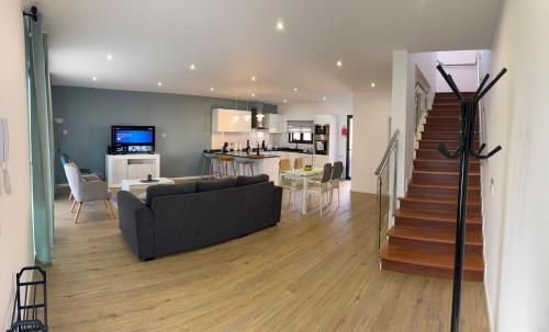 Charming Holiday Home with Free Private Parking