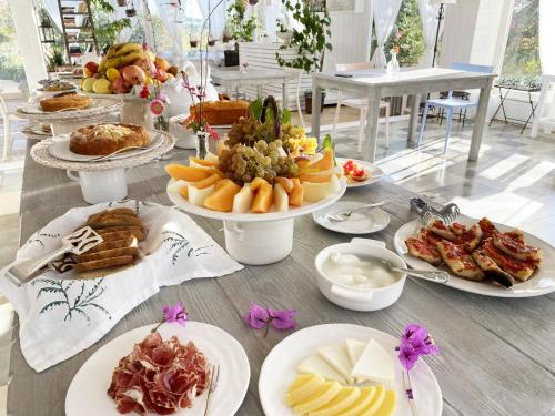 een tafel met veel borden eten erop bij Borgo Pascarosa in Ostuni