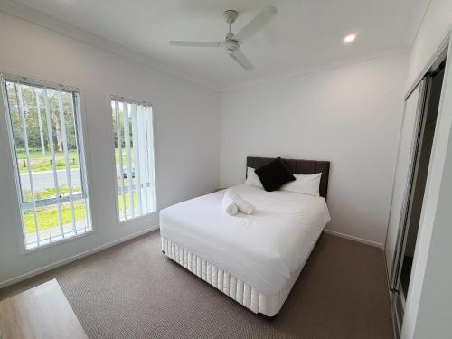 Ένα ή περισσότερα κρεβάτια σε δωμάτιο στο Brand New Fantastic Luxury 5 bedroom Home