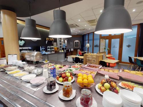 布拉迪斯拉发布拉迪斯拉发市中心宜必思酒店的自助餐,餐桌上摆满了食物