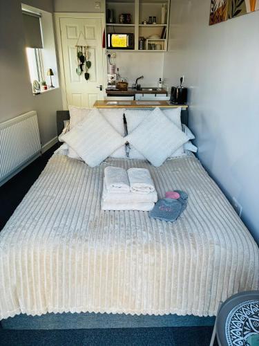 a large bed with two towels and two towels at Your Harrogate Stay in Harrogate