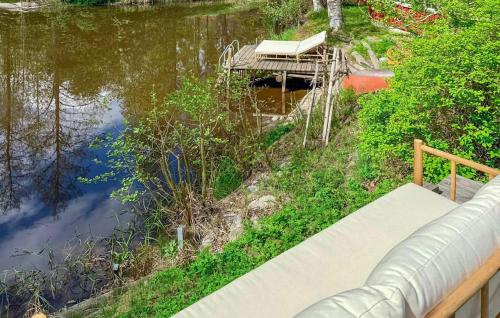 Blick auf einen Wasserkörper mit einer Bank in der Unterkunft Gorgeous Home In Ålberga With House Sea View in Ålberga
