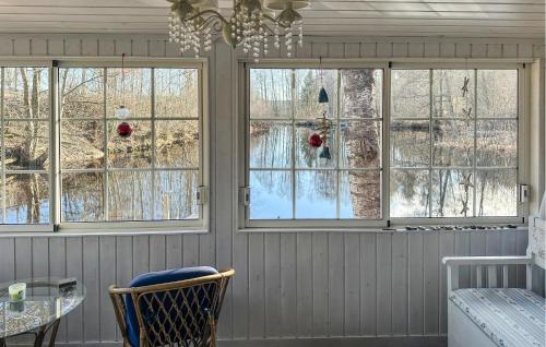 Zimmer mit 3 Fenstern und Schnee im Freien in der Unterkunft Gorgeous Home In Ålberga With House Sea View in Ålberga