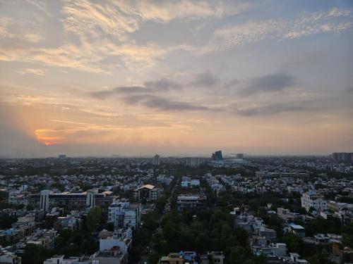 Η ανατολή ή δύση του ηλίου όπως φαίνεται από αυτό το ξενοδοχείο ή από εκεί κοντά