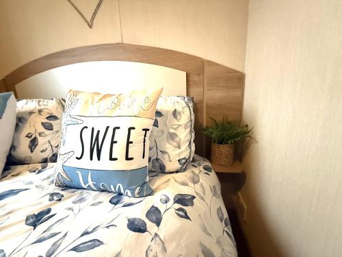 een bed met een kussen met een bordje waarop staat true sweet bij Paddy's Place in Filey