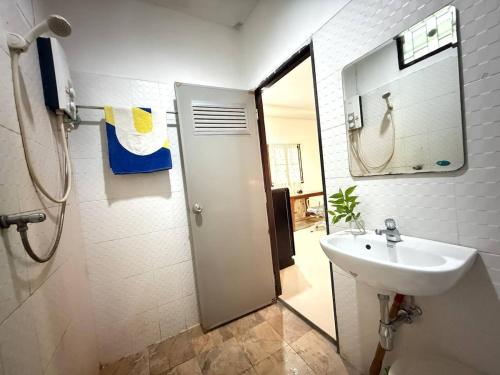 un bagno con lavandino, WC e specchio di Paradise waterfall house a Ko Phangan