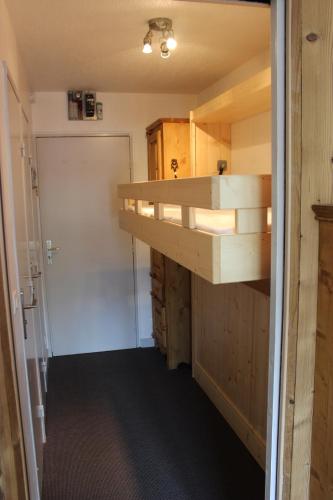 une pièce vide avec un comptoir et une porte dans l'établissement Hauts De Chaviere Appartements VTI, à Val Thorens