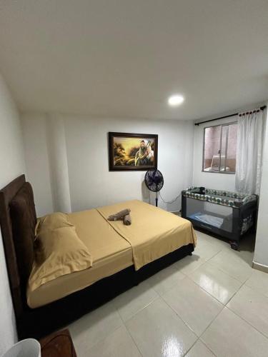 Ένα ή περισσότερα κρεβάτια σε δωμάτιο στο Acogedora Casa Cerca Del Graffiti De La Comuna 13