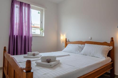 ヴィルにあるVilla Jelena Vir near beachのタオルが敷かれた大きなベッドのある寝室