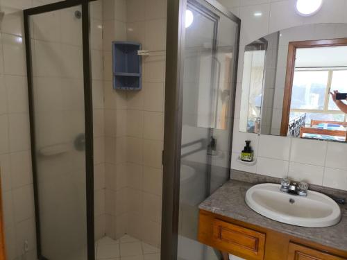 El Peñon Rodadero building - incredible view في Puerto de Gaira: حمام مع دش ومغسلة