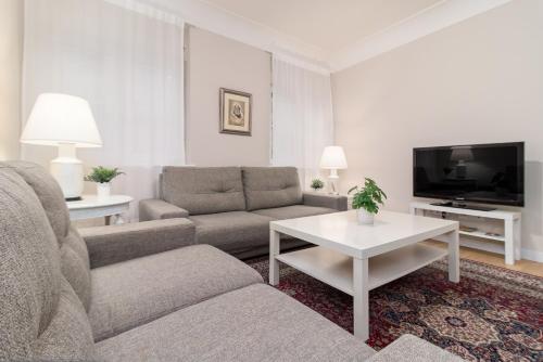 Μια τηλεόραση ή/και κέντρο ψυχαγωγίας στο Apartamento CRISTINA en el CENTRO