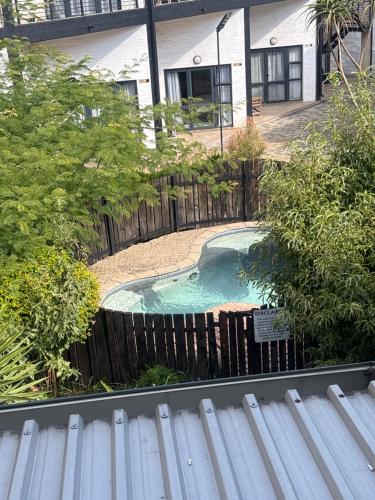 una pequeña piscina frente a una casa en Luu's Balcony, en Johannesburgo