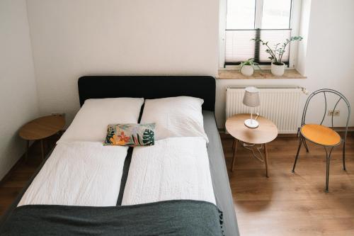 Una cama o camas en una habitación de Anger17, Zentrales 2-Zimmer-Apartment in Dessau