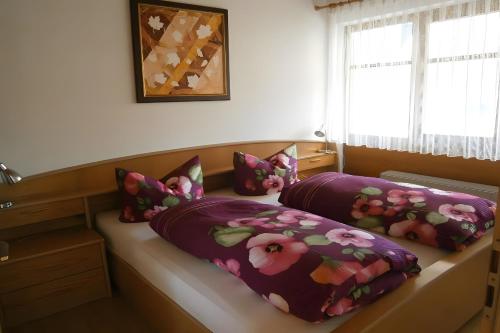 En eller flere senge i et værelse på Gästehaus Lamprecht