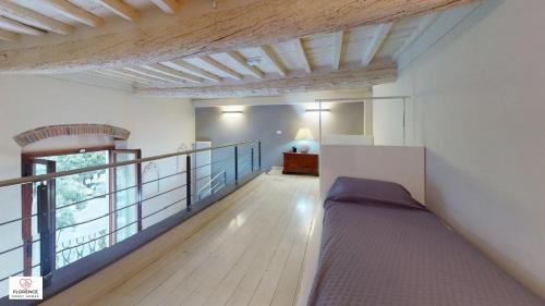 Camera con letto su un balcone. di Loft Matteotti by Florence Sweet Homes a Scandicci