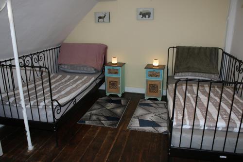 2 Einzelbetten in einem Zimmer mit 2 Kerzen in der Unterkunft Haus Ewald in Enkirch