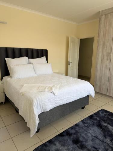 En eller flere senge i et værelse på Your easy stay OR Tambo