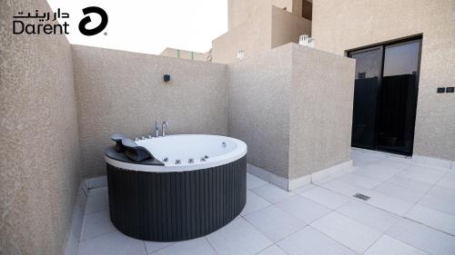 Ένα μπάνιο στο Royal Two Bedroom with Private Terrace Olaya